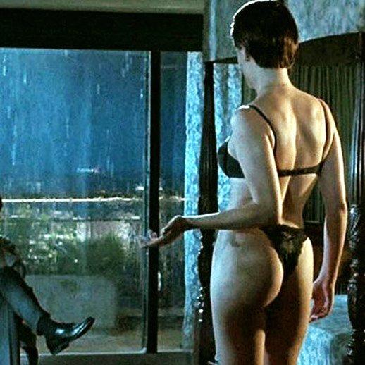 This iconic scene 🎬 from True Lies was never edited, take a closer look and try not to gasp when you see the unexpected blooper…