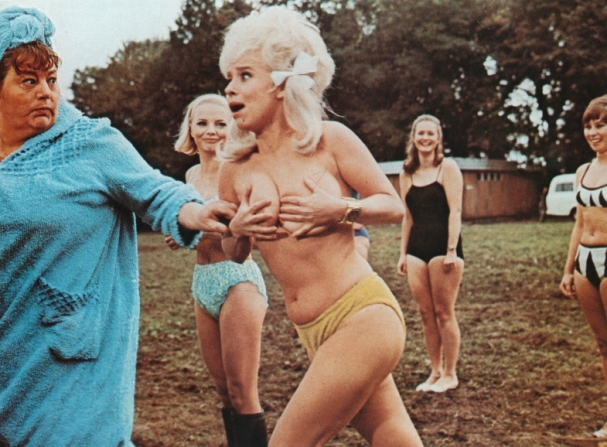 CARRY ON CAMPING (1969, Sidney James, Kenneth Williams, Joan Sims) 🎬