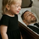 At her father’s funeral, a little girl cried out that daddy was only asleep — leaving everyone stunned. Спросить ChatGPT