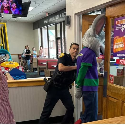 Chuck E. Cheese employee arrested for credit card fraud while wearing mouse costume