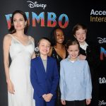 Il figlio sosia di Brad fa girare la testa a Los Angeles con il suo look da adulto, il nuovo taglio di capelli e la passione creativa per il design di gioiell