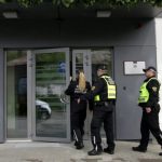 😱😱A girl called the emergency service and said she heard strange noises under her bed: when the police looked under the bed, they saw something terrible