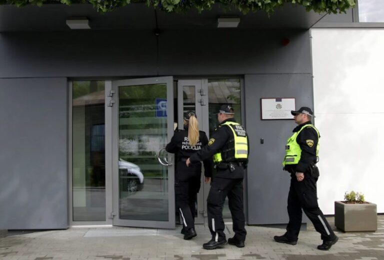 😱😱A girl called the emergency service and said she heard strange noises under her bed: when the police looked under the bed, they saw something terrible