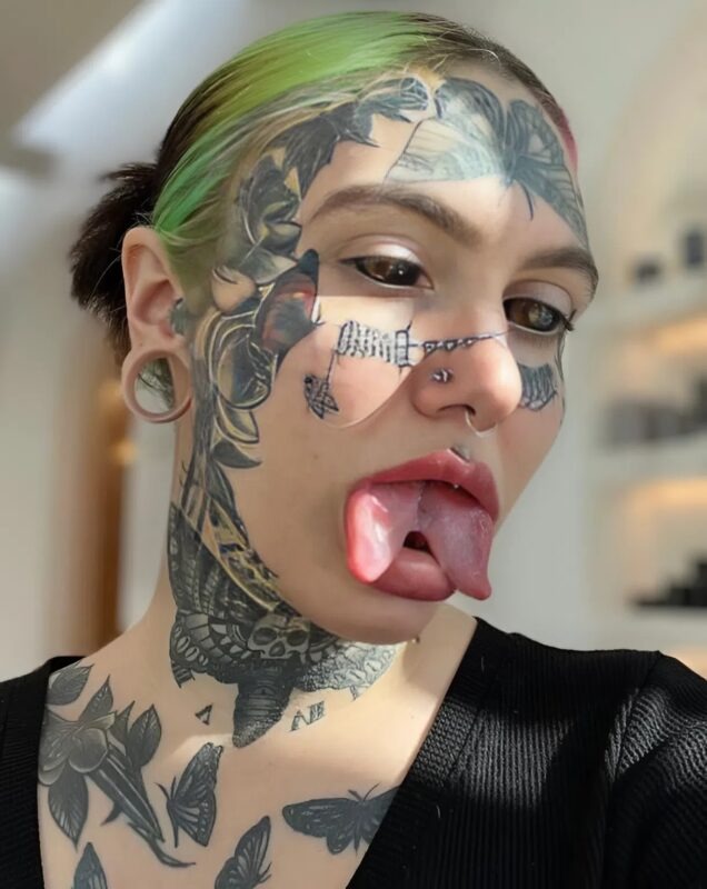 From One Tattoo at 14 to a Fully Transformed Body — Her Look Has the Internet Divided Source: https://cute-smile.com/from-one-tattoo-at-14-to-a-fully-transformed-body-her-look-has-the-internet-divided