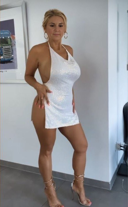 Brandi Passante in G-STRlNG PH0T0S Leave Little To Imagination! Check the comments!